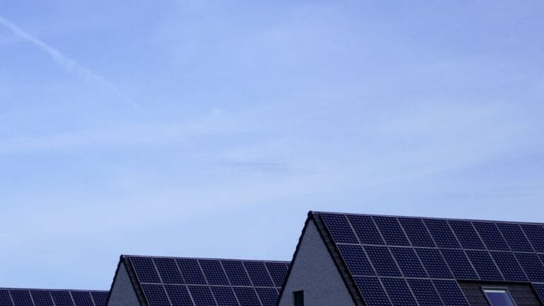 Woningen met zonnepanelen als voorbeeld bij energieprijzen richting 2030 en het gebruik van een thuisaccu