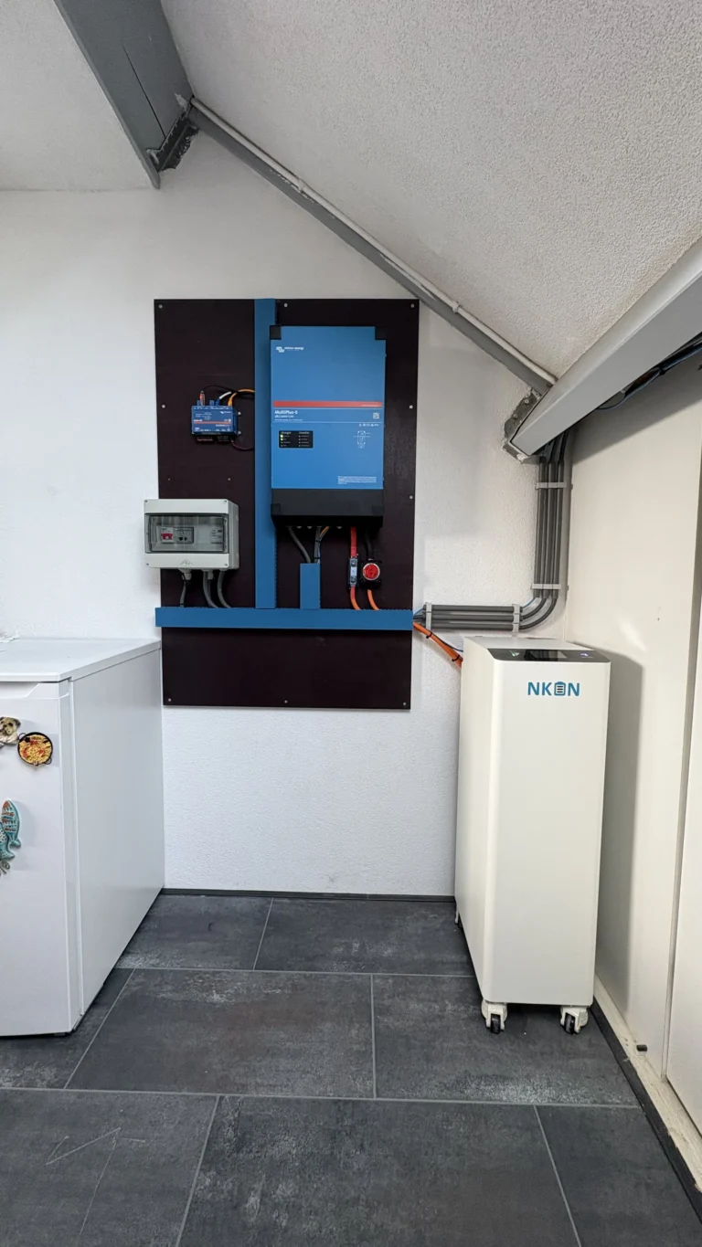 NKON thuisaccu van 16 kWh met Victron MultiPlus-II, geïnstalleerd in Voorhout
