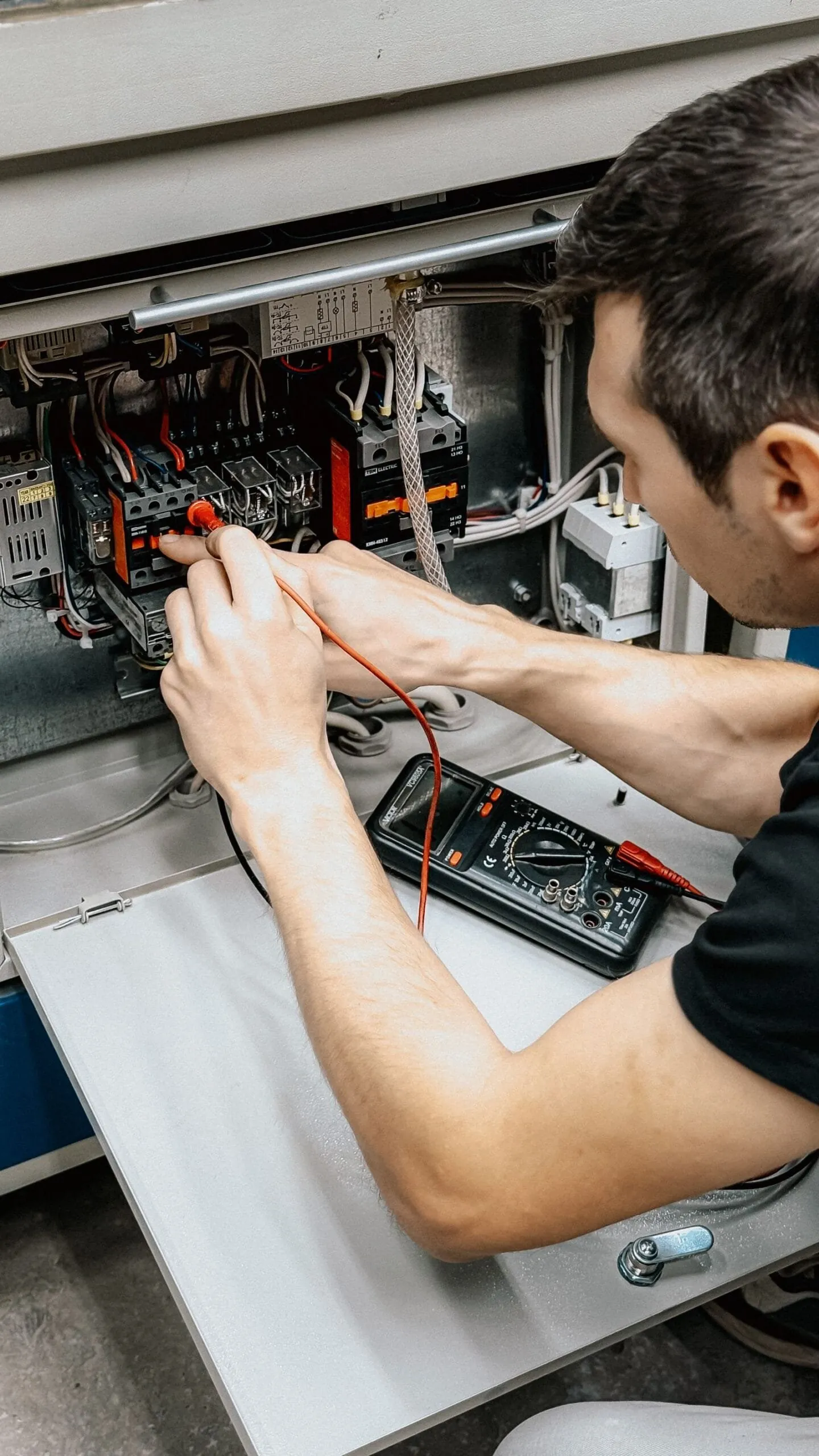 Installateur meet een elektrische installatie door