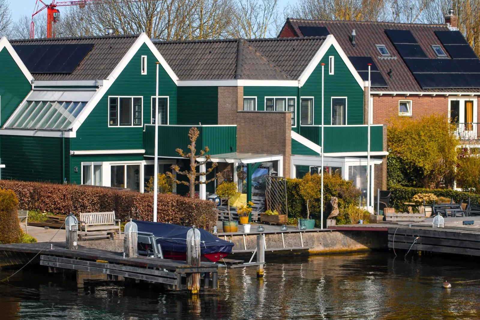 Nederlandse woningen met zonnepanelen als illustratie bij de salderingsregeling vanaf 2027