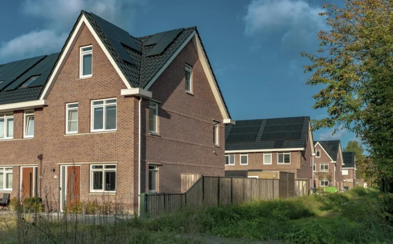 Woningen met zonnepanelen op het dak in Almere
