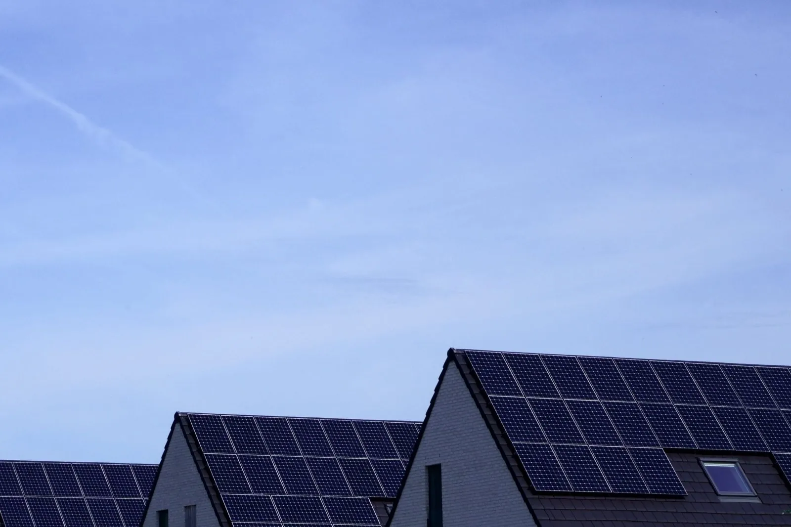 Woningen met zonnepanelen als voorbeeld bij energieprijzen richting 2030 en het gebruik van een thuisaccu